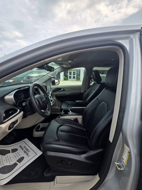 Used 2024 Chrysler Pacifica Touring-L FWD image 23