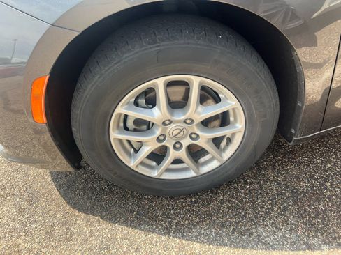 Used 2023 Chrysler Pacifica Touring-L FWD image 7