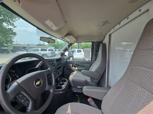 Used 2018 Chevrolet Express 3500 w/ Driver Convenience Package image 17