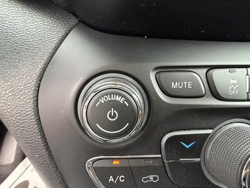 Used 2019 Jeep Cherokee Latitude Plus AWD/4WD image 26