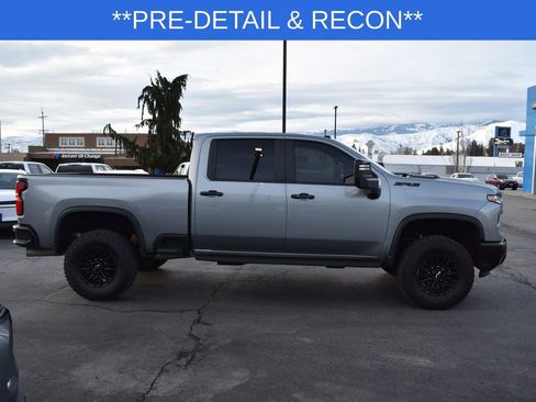 Used 2025 Chevrolet Silverado 2500 ZR2 w/ Technology Package image 5