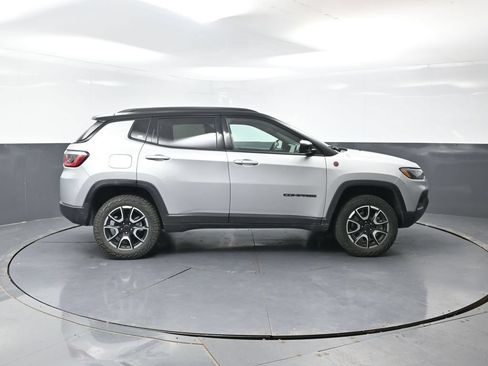 Used 2025 Jeep Compass Trailhawk AWD/4WD image 4