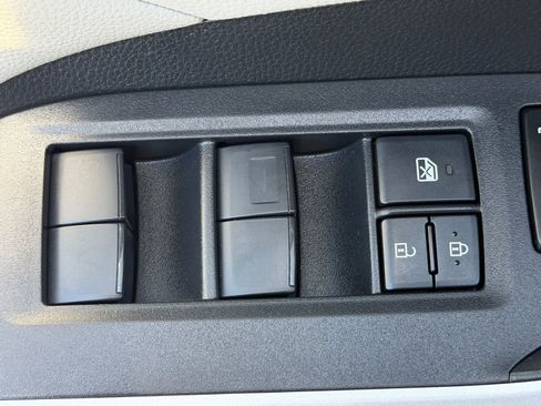 Used 2019 Toyota RAV4 XLE w/ Convenience Package FWD image 14