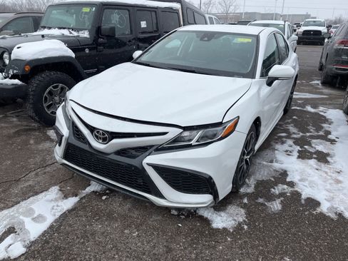 Used 2024 Toyota Camry SE image 4