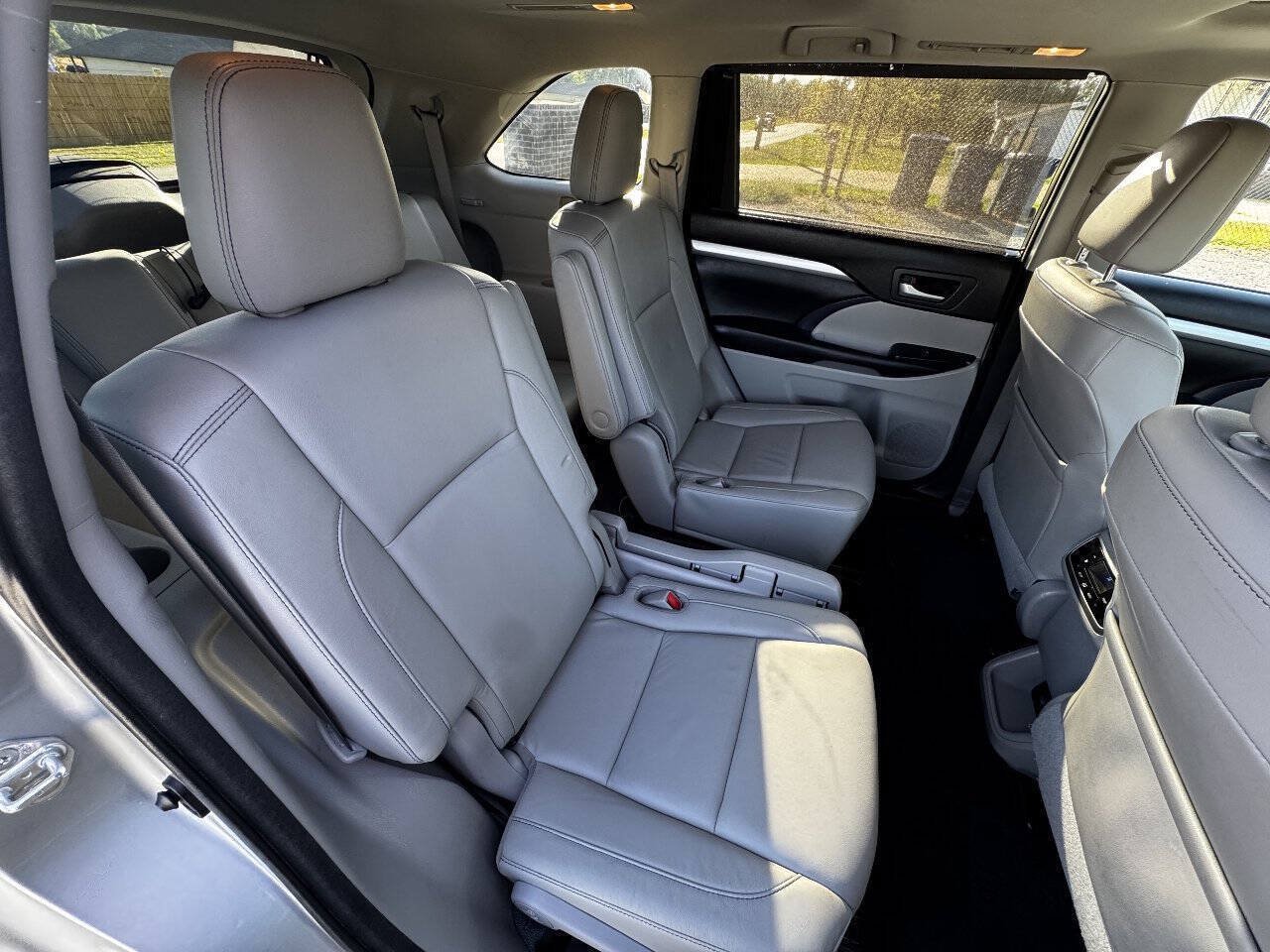 Used 2017 Toyota Highlander XLE AWD/4WD image 14