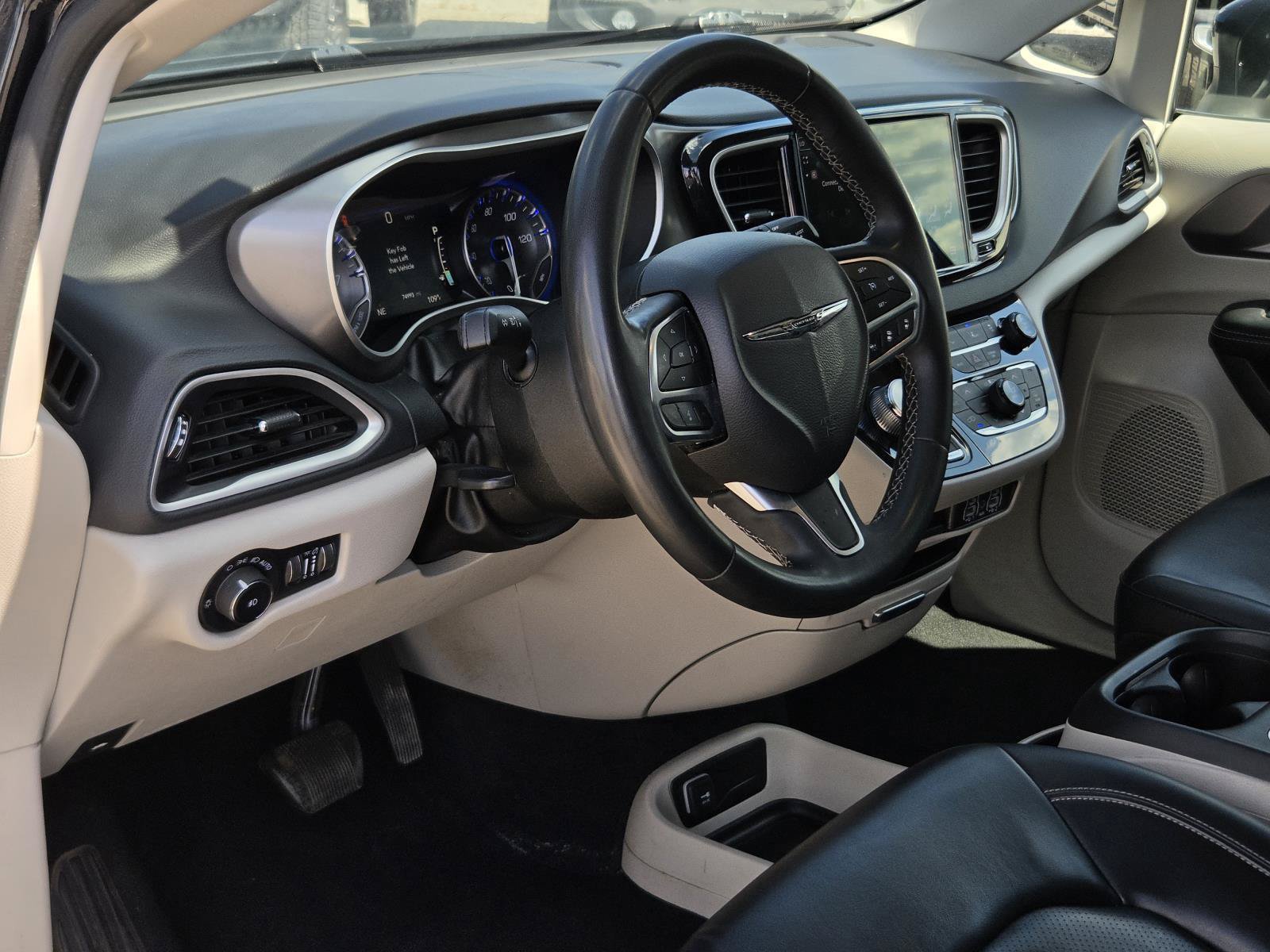Used 2023 Chrysler Pacifica Touring-L FWD image 26
