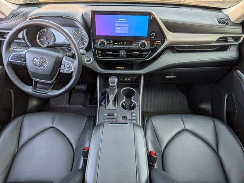 Used 2024 Toyota Highlander XLE image 4