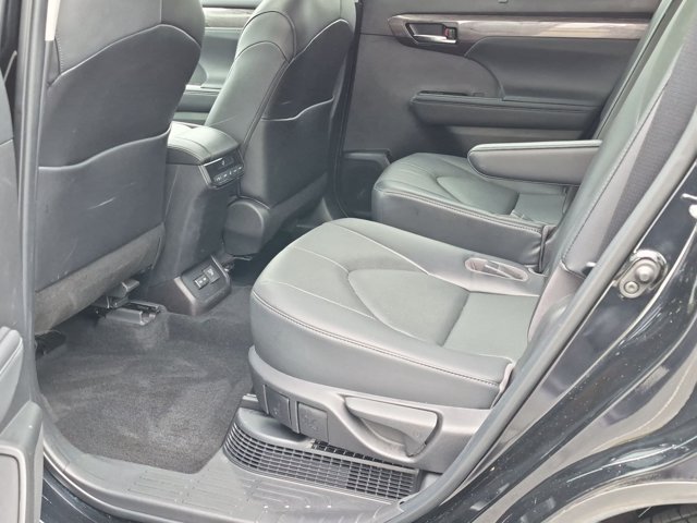 Certified 2022 Toyota Highlander Limited AWD/4WD image 17