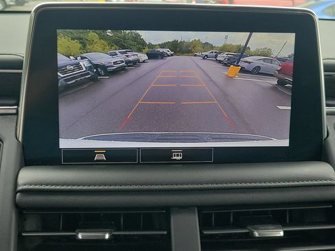 Used 2021 Chevrolet Suburban Z71 w/ Rear Media and Nav Package AWD/4WD image 18
