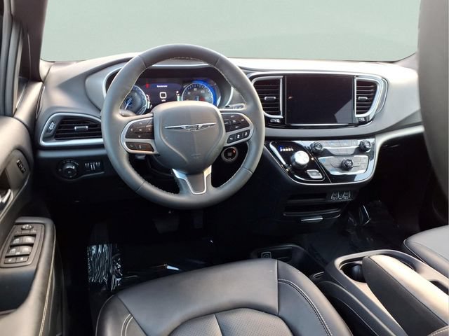 Used 2025 Chrysler Pacifica Select FWD image 5