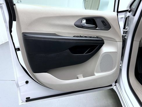 Used 2022 Chrysler Pacifica Touring-L FWD image 9