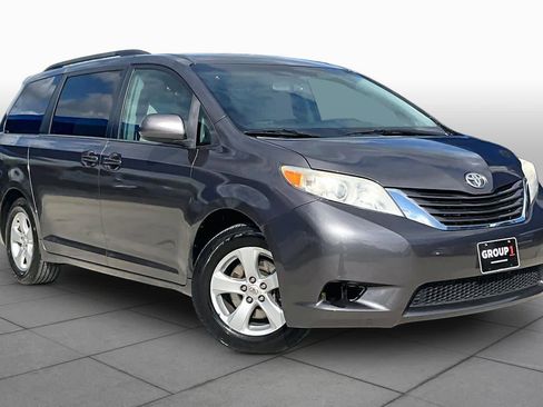 Used 2015 Toyota Sienna LE FWD image 3