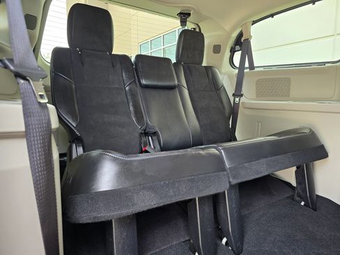 Used 2016 Chrysler Town & Country Limited FWD image 51