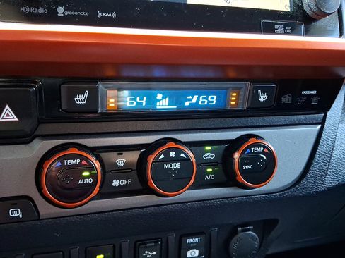 Used 2017 Toyota Tacoma TRD Off-Road w/ Premium & Technology Package image 18