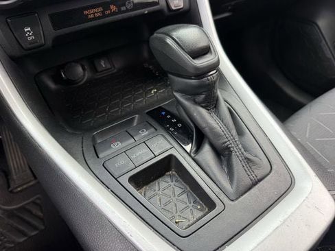 Used 2022 Toyota RAV4 XLE FWD image 19