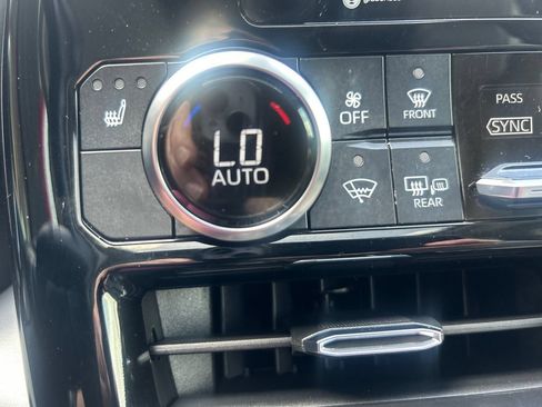 Used 2022 Toyota Highlander XLE AWD/4WD image 32