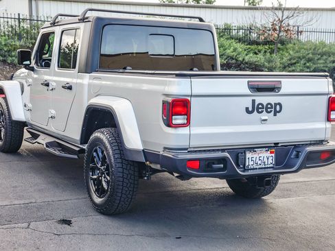 Used 2023 Jeep Gladiator Sport image 5