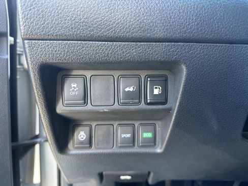 Used 2018 Nissan Rogue SV w/ Premium Package image 13