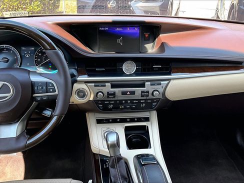 Used 2017 Lexus ES 350 w/ Luxury Package FWD image 7