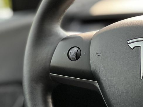 Used 2022 Tesla Model Y Long Range image 14