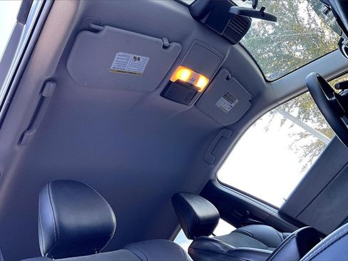 Used 2024 Mitsubishi Outlander SE image 13