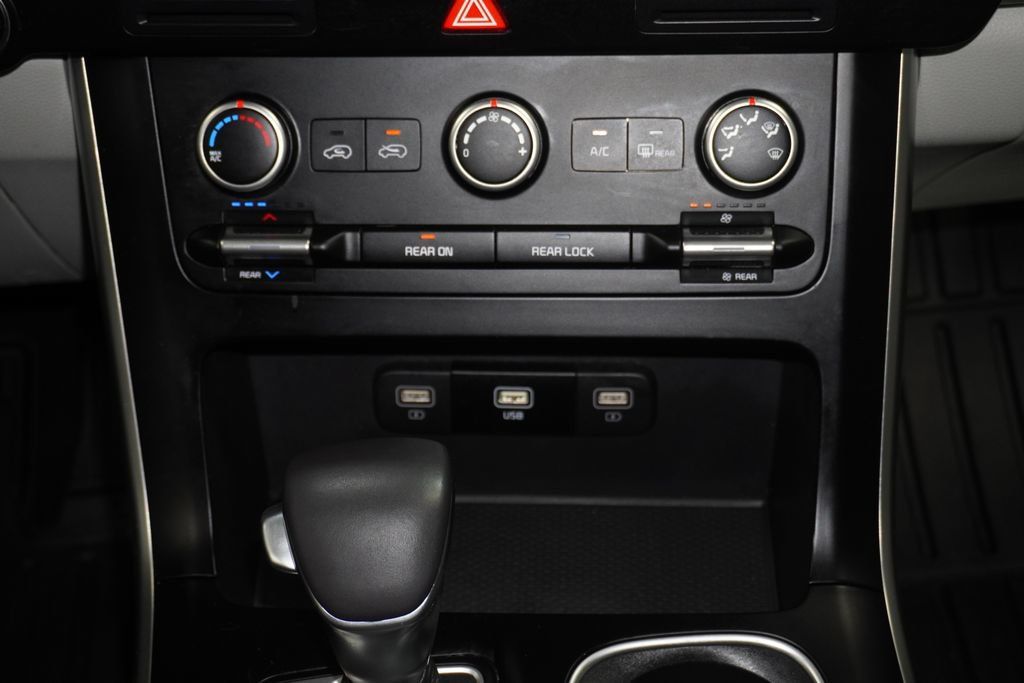Used 2024 Kia Carnival LX FWD image 20