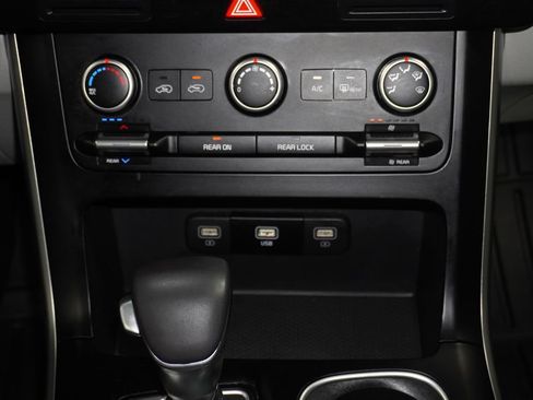 Used 2024 Kia Carnival LX FWD image 20