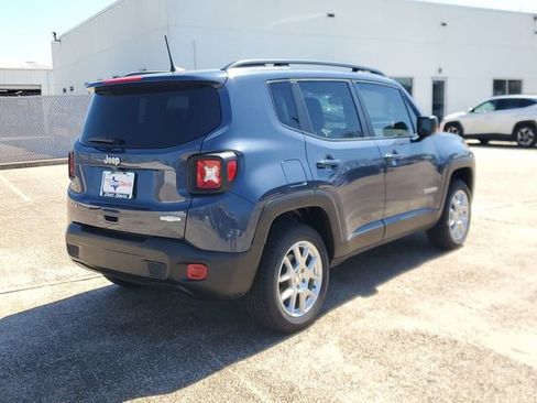 Used 2022 Jeep Renegade Latitude image 3
