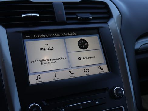 Used 2018 Ford Fusion SE FWD image 22