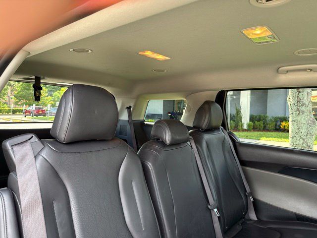 Used 2025 Kia Carnival FWD image 14