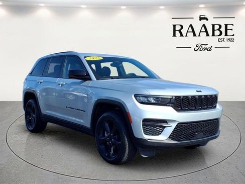 Used 2023 Jeep Grand Cherokee Altitude AWD/4WD image 1