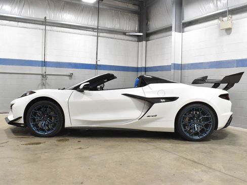 Used 2025 Chevrolet Corvette ZR1 w/ ZR1 Carbon Fiber Aero Package RWD image 24