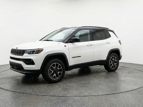 Used 2025 Jeep Compass Trailhawk AWD/4WD image 3