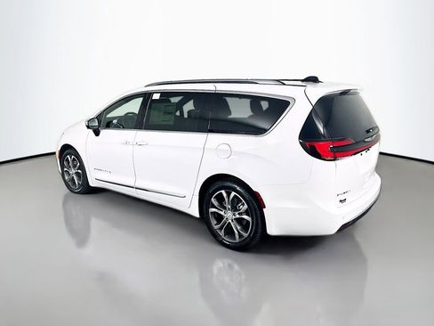 New 2026 Chrysler Pacifica Pinnacle image 5