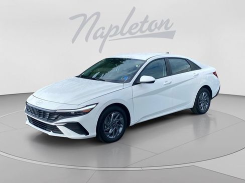 Used 2026 Hyundai Elantra Hybrid FWD image 1