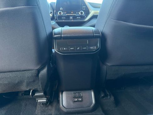 Used 2025 Toyota Highlander LE image 24