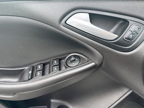Used 2016 Ford Focus SE w/ SE Sport Package FWD image 22