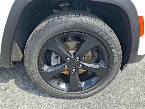 Certified 2023 Jeep Grand Cherokee Altitude AWD/4WD image 11