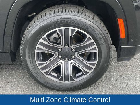 Certified 2024 Jeep Wagoneer Series II w/ Flexible Seating Group AWD/4WD image 12