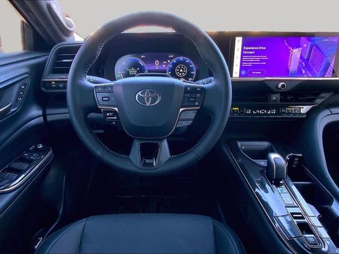 Used 2025 Toyota Crown Signia AWD/4WD image 5