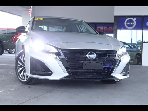 Used 2024 Nissan Altima 2.5 SV FWD image 1