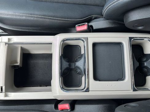 Used 2015 Chrysler Town & Country Touring FWD image 13