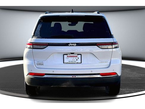 Used 2024 Jeep Grand Cherokee Laredo w/ Trailer Tow Package image 5