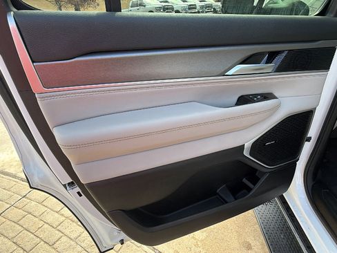 Used 2025 Jeep Wagoneer 4WD w/ Premium Group I image 24