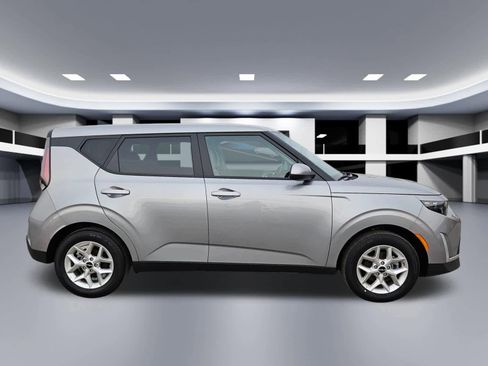 Certified 2025 Kia Soul LX FWD image 7