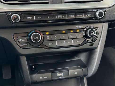 Used 2022 Kia Niro EX image 18