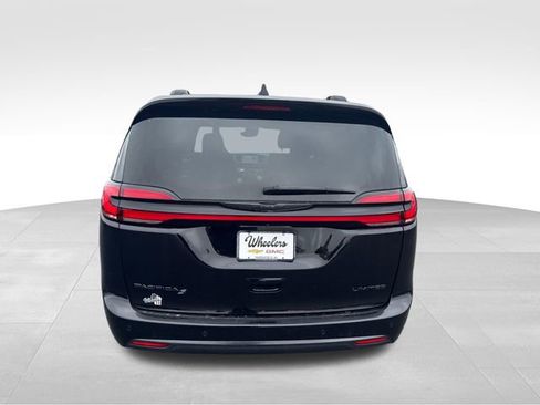 Used 2025 Chrysler Pacifica Limited FWD image 4