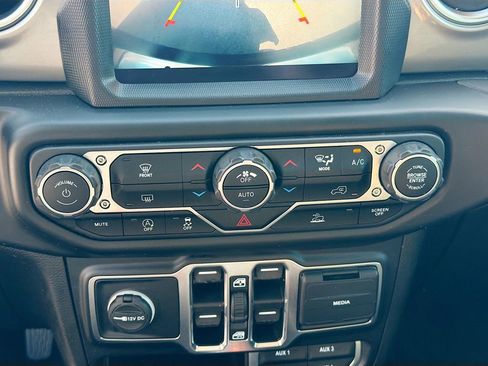 Used 2022 Jeep Wrangler Unlimited Sahara AWD/4WD image 30
