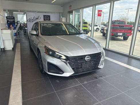 Used 2023 Nissan Altima 2.5 SV FWD image 2