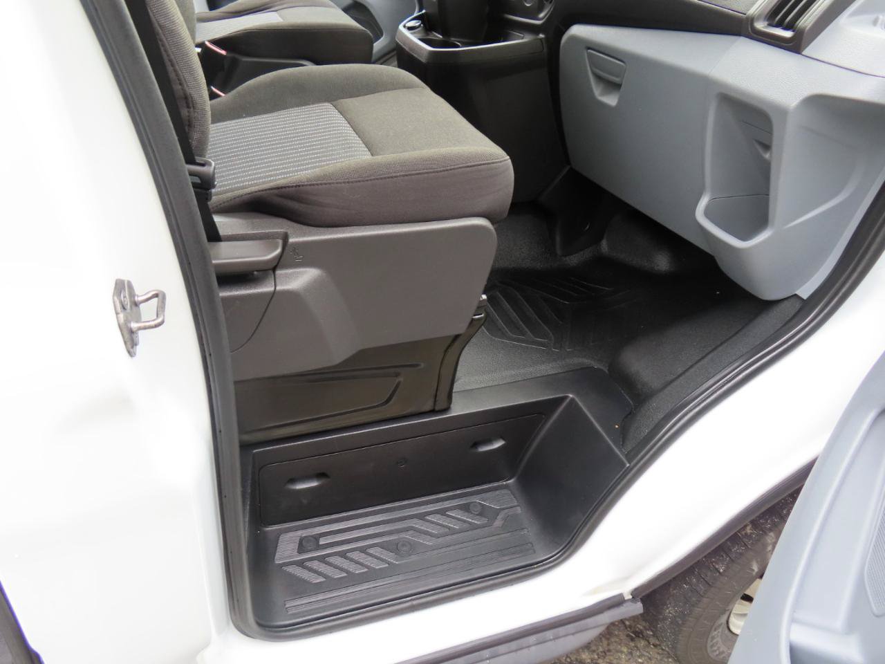 Used 2018 Chevrolet Express 3500 w/ Driver Convenience Package RWD image 21